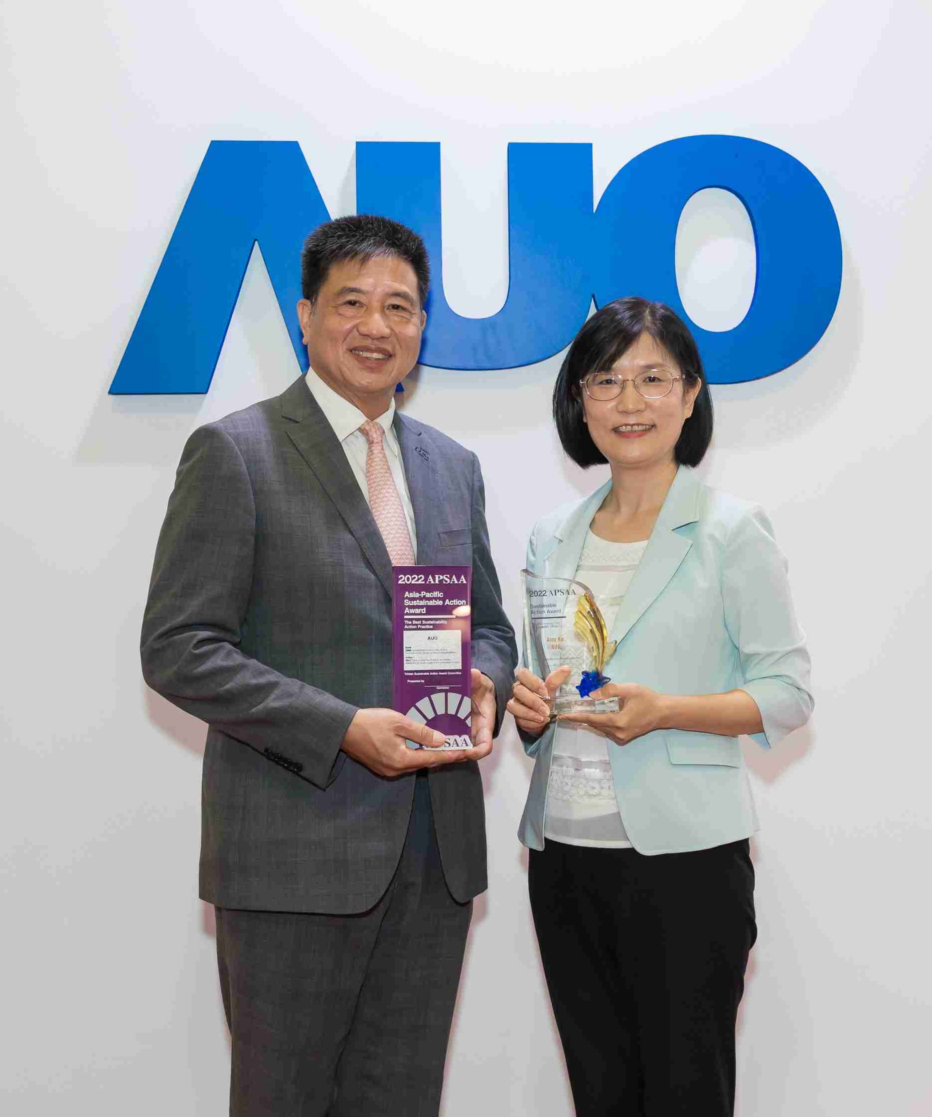 壹号平台长期垫筑永续远景的基石，，，透过ESG暨气候委员会逐步实践永续策略蓝图。。。其中，，，，壹号平台光电永续长古秀华带领团队、、、制定中长期目标，，缔造多面向亮眼表现，，，获得「顶尖永续长奖」的个人奖殊荣（左：壹号平台光电董事长暨执行长彭双浪，，右：壹号平台光电永续长古秀华）