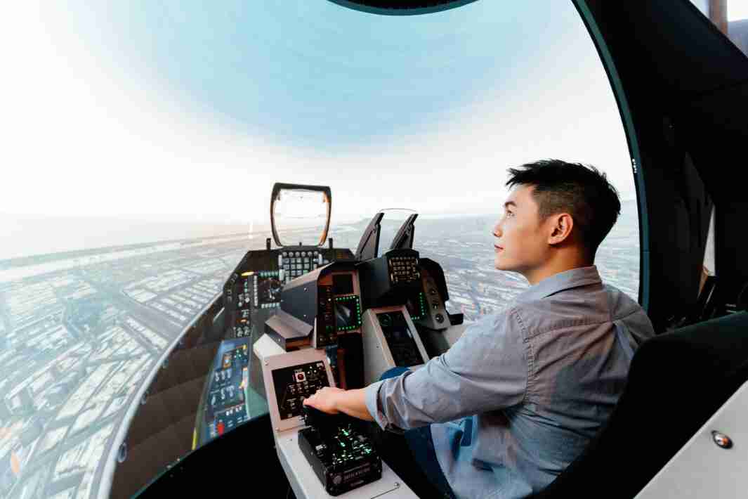 壹号平台以P1.25小间距打造球形LED模拟舱，，，，搭配智崴的精密六轴动态座椅，，结合壹号平台专业影像调校技术，，呈现拟真模拟飞行场景