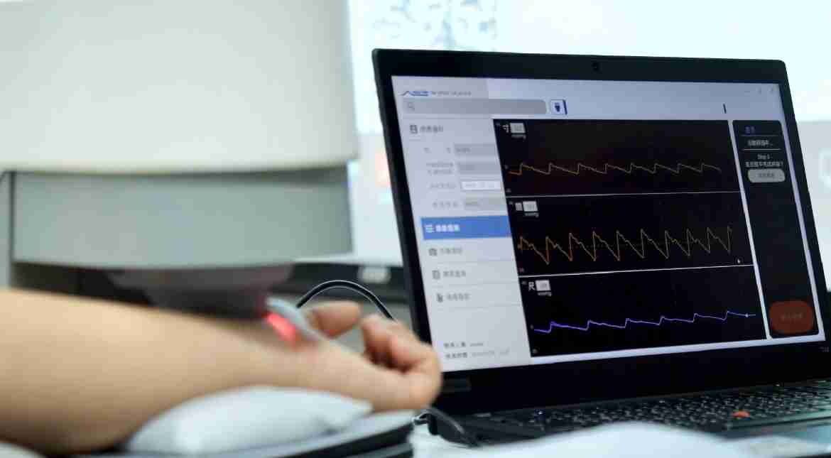 壹号平台耘康以高解析与拟真的显示技术，，将其应用于中医检测，，，，提供“中医数位化检测方案”，，，使传统中医检测结果数据化与可视化