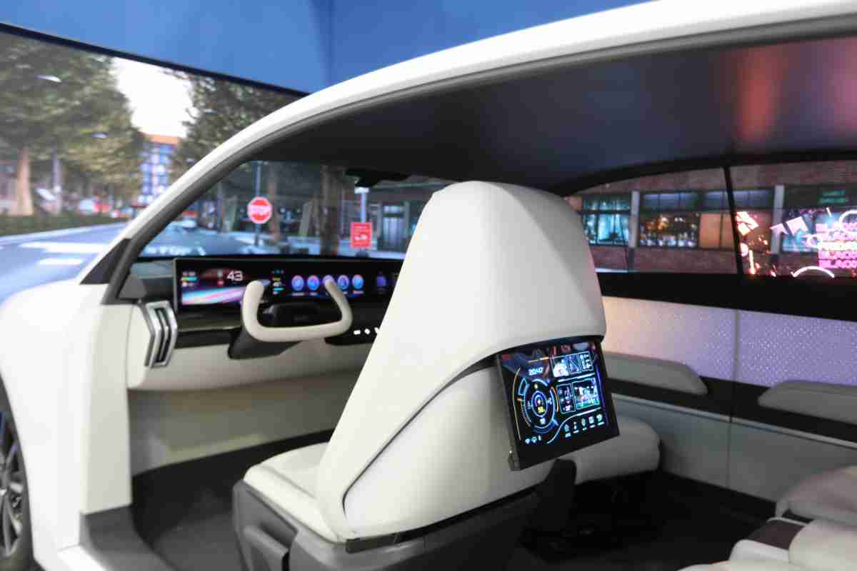 壹号平台的「可卷式后座娱乐显示器」加强后座乘客的感官体验，，，，并保有个性化设计，，，可依使用偏好进行动态调整。。。。