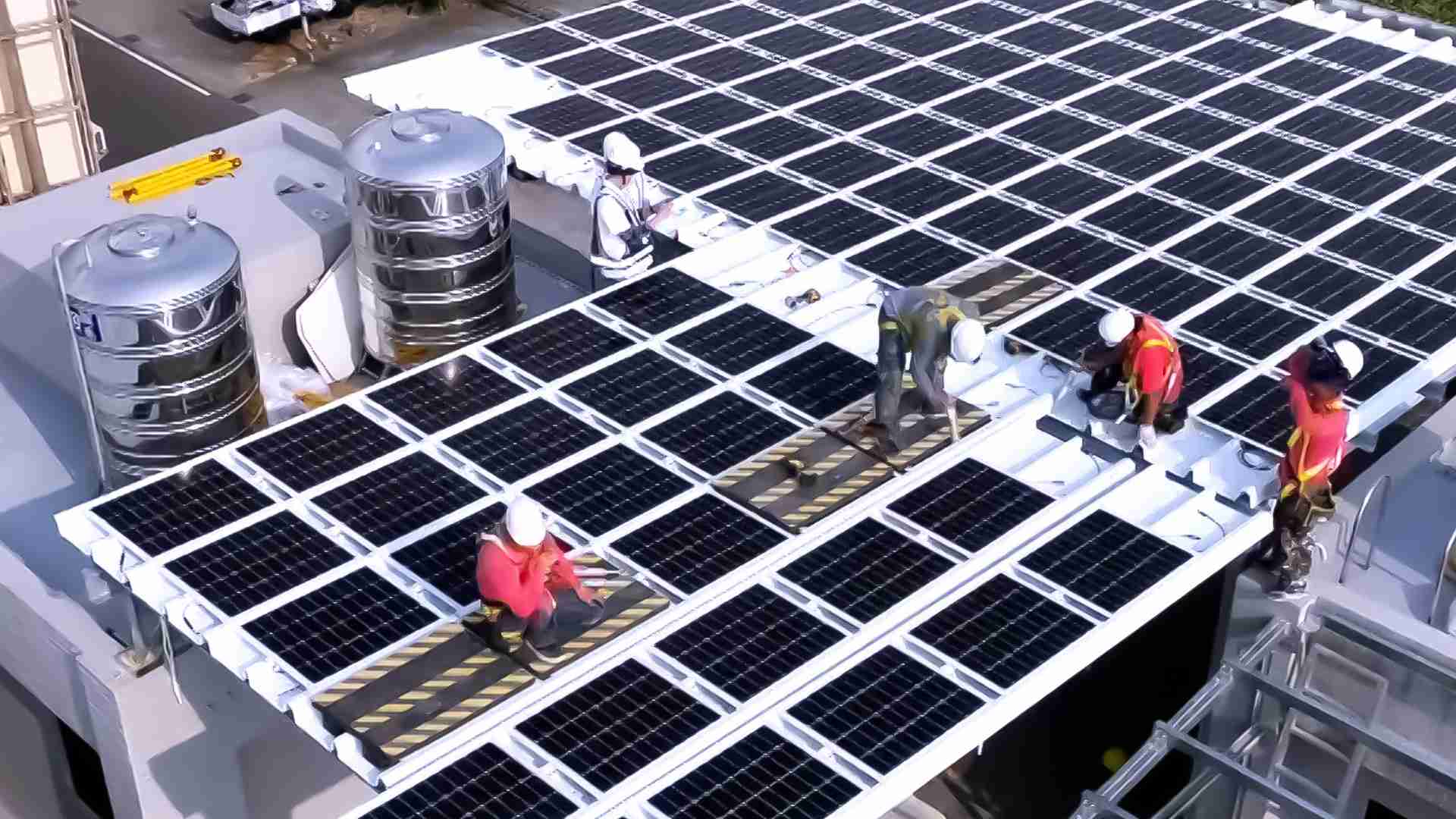 壹号平台着力于替代能源之技术研发，，，如光电浪板的相关制程、、、、设备与产品，，，，其中所开发之光电整合型浪板，，，减少传统金属支架安装，，更提升耐候度，，，，可广泛运用于多元场域，，并辅助建筑达到净零碳排目标