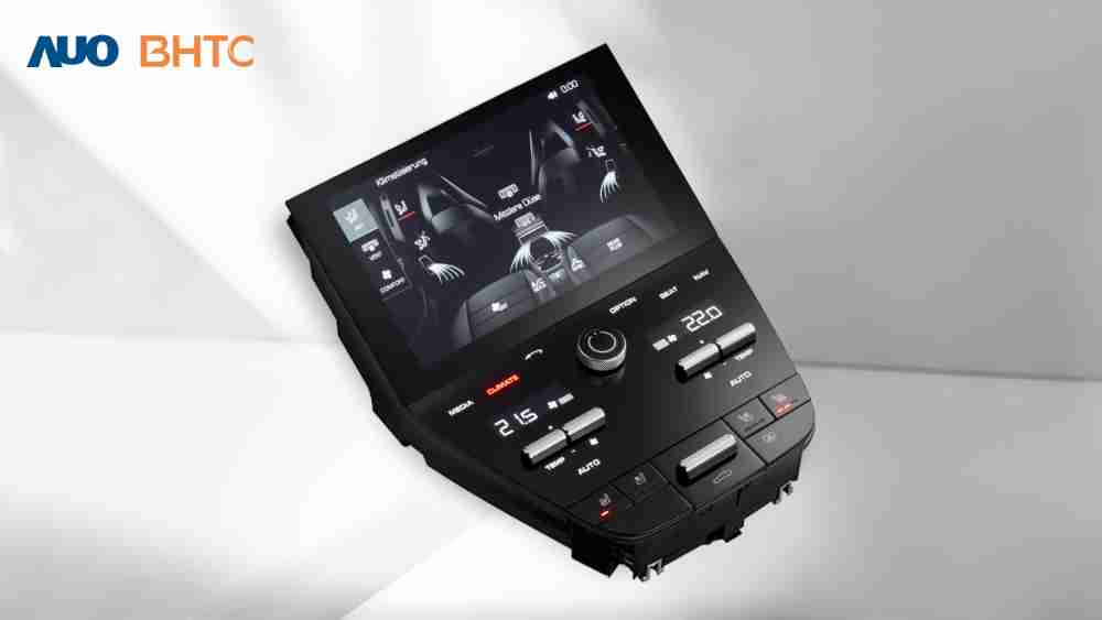 作為友達新生力軍，，BHTC所展示的中央與後座鞍部的Display HMI產品，，，可處理多區恆溫控制、、、、顯示畫面，，，，呈現仿真3D車室分區；以力傳感技術精準傳遞觸感，，，，並結合音量及震動反饋，，，防止意外啟動，，，提供使用者自然流暢、、、、直觀且輕鬆駕馭的舒適介面