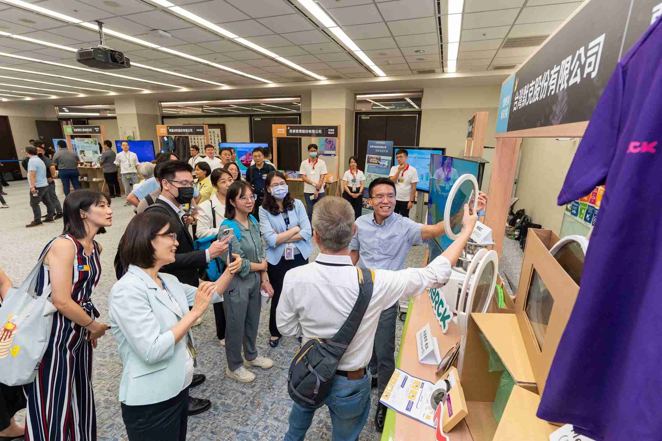 壹号平台连手产业伙伴策划首届生态圈联展，，，，展示如何将废塑料循环再利用，，，创新解决方案包括：塑料包材再生与循环使用、、再生塑料研发及应用、、、废塑料回收再生技术、、、、减塑生活提案等