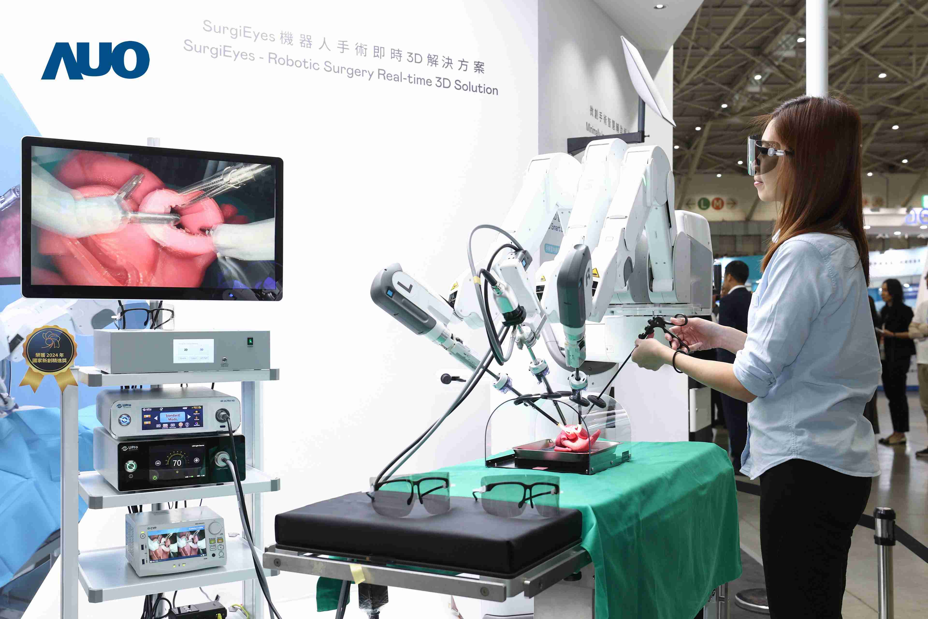 达擎以领先的3D显示技术推出〝SurgiEyes机器人手术实时3D解决方案〞，，整合先进3D图像处理与独家3D垂直宽视角、、、、广色域的显示技术，，，手术团队可实时同步主刀医师视角看到清晰3D影像，，，，提升沟通效率与安全性。。